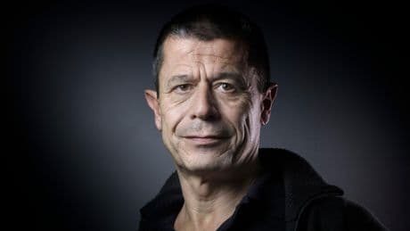 Emmanuel Carrère : « Kolkhoze n’est pas un livre de thérapie familiale. Et je n’ai pas l’impression d’avoir craché sur les tombes de mes parents  »