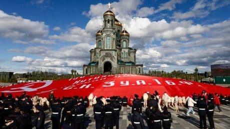 « Quatre-vingts ans après la fin de la seconde guerre mondiale, deux Europe se font face, au centre d’un chaos dominé par d’autres »