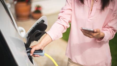 Las marcas de coches no mienten, pero la OCU denuncia que la autonomía real de los vehículos eléctricos es hasta un 27% menor que la homologada