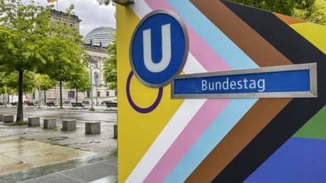 U-Bahn gegen Parlamentspräsidentin Der Regenbogen am Bundestag – ohne Bundestag