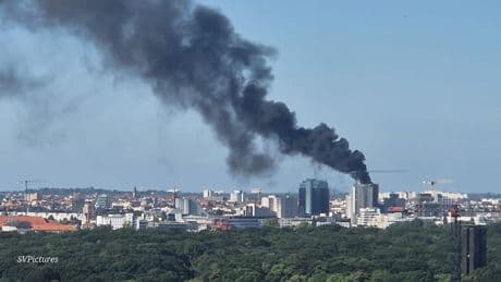 Explosionen, riesige Rauchsäule - Feuer in Berlin! Millionen-Hochhaus in Flammen