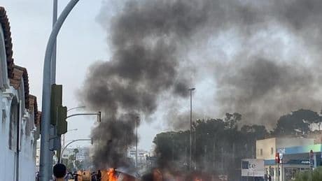 Cortes de carreteras, barricadas y cargas policiales: se endurece la huelga del metal en Cádiz