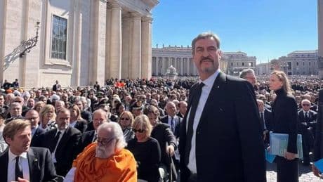 Söder sorgt mit Selfies von Papstbeisetzung für Unmut