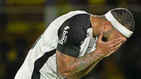 Memphis Depay verprutst ’Panenka’ met rebound, levert assist en verliest met Corinthians