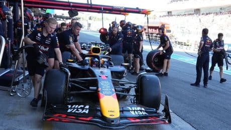 Verstappen weggevaagd door McLaren bij laatste training Barcelona
