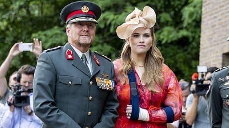 Prinses Amalia toont gebroken arm na val van paard