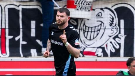 Burke trifft in der Nachspielzeit zum Sieg – Stuttgart hadert mit Platzverweis