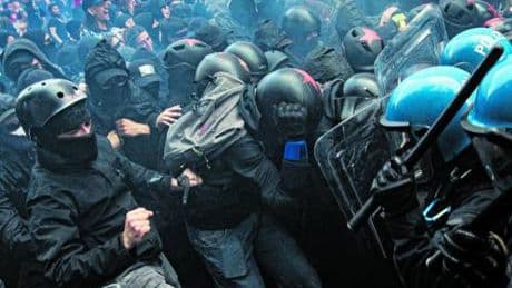 La Digos al lavoro sui filmati degli scontri. Antagonisti accusati di resistenza e lanci