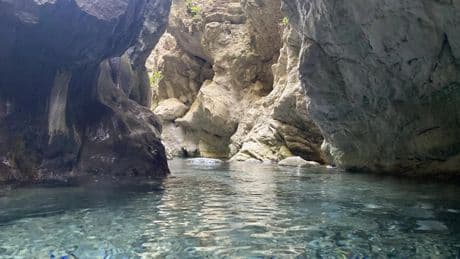 La ruta de senderismo con un recorrido acuático de aguas cristalinas y formaciones rocosas