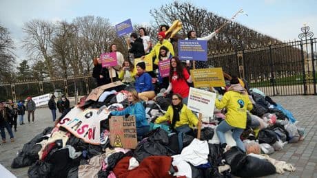 Fast fashion : les associations de collecte de vêtements submergées