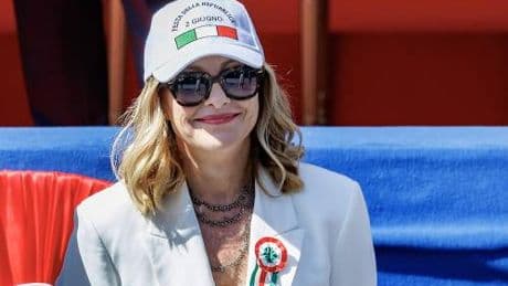 Meloni: "Al seggio ma non ritirerò le cinque schede". E oggi vede Macron