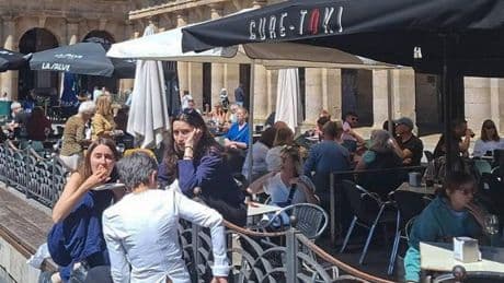 Muchos bares de Bilbao bajan la persiana: «Nos quedamos sin hielo y no podemos cobrar sin datáfono»