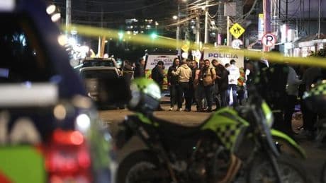 El senador colombiano Miguel Uribe, en "estado crítico" tras sufrir un atentado durante un acto de campaña