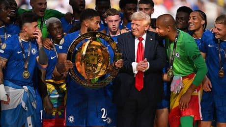El surrealista momento en la entrega del trofeo del Mundial al Chelsea: Donald Trump se queda a celebrarlo con los campeones