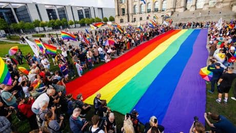 Debatte um den Regenbogen: Warum eine friedliche Flagge Streit stiftet