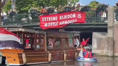 Rondvaartboot heeft lak aan protesterende activisten in Amsterdam