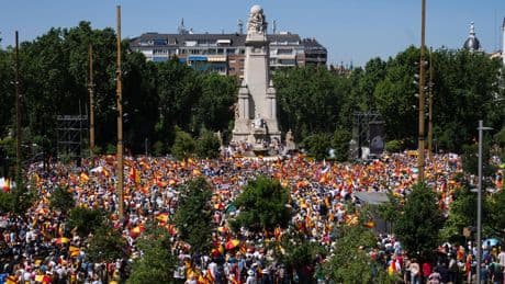 Más de 100.00 personas se manifiestan en Madrid para defender la &quot;democracia&quot; de &quot;la mafia&quot; sanchista