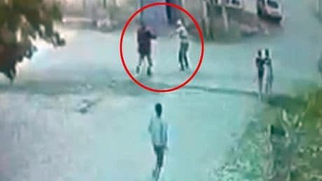 93 yaşındaki dayı dehşet saçtı! Köy meydanında bastonla kovalayıp yeğenini vurdu
