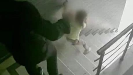 Kızına tekme atan babaya hapis talebi