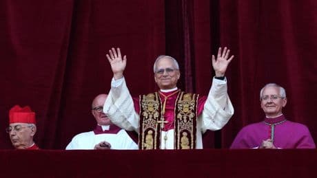 León XIV volvió a la vestimenta papal tradicional del rojo de los mártires