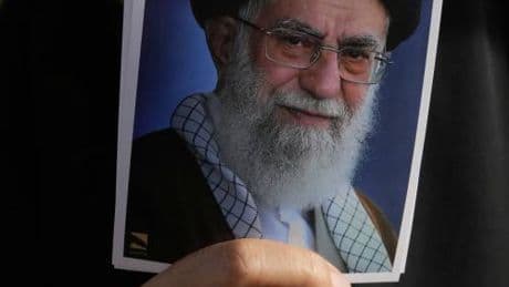 "Teheran è piena di complotti, lui ha giorni contati". Pronto il golpe contro Khamenei