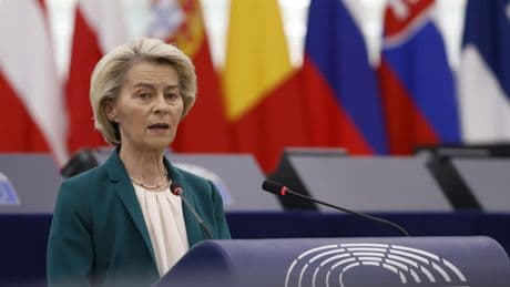 Von der Leyen mette le mani nelle tasche degli italiani: nuove tasse Ue su tabacco, e-waste e imprese