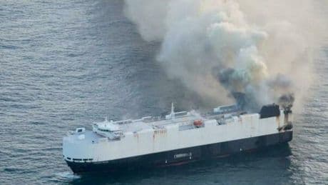Nave alla deriva dopo un incendio, rischio disastro ambientale: a bordo tonnellate di gasolio e olio combustibile