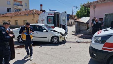Çorum'da iki otomobil çarpıştı: 8 yaralı