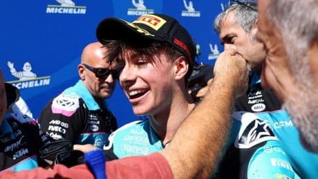 David Alonso se estrena en Moto2 con una remontada para la historia