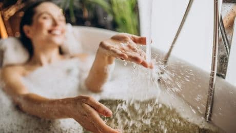 A qué hora, durante cuánto tiempo y a qué temperatura debes tomarte el baño perfecto, según la ciencia