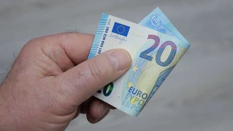 Düsseldorf: Autofahrer gibt Kind nach Unfall 20 Euro und flüchtet