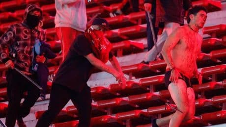Radicales argentinos y chilenos se lían a palos y pedradas en una batalla campal en pleno partido