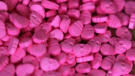 Drogen: Mann verkauft Ecstasy an Kind