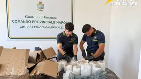 Napoli, sequestrati 100 kg di ketamina nascosta in pacchi pasta diretti a Los Angeles