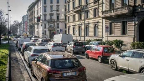 Nelle città il 70% della mobilità è in auto. E il trasporto pubblico copre solo l'8%