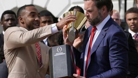 Und plötzlich zerbrach J.D. Vance der Football-Pokal
