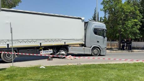 Gaziantep'te tırın altında kalan motosikletteki 2 kişi hayatını kaybetti