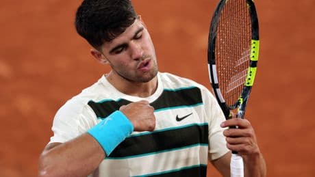 Carlos Alcaraz gana un partido trampa frente a Dzumhur y se mete en octavos de Roland Garros