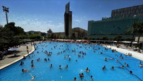 Las piscinas municipales al aire libre de Barcelona abren para verano