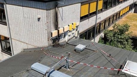 PV-Anlage im Fokus: Kurzschluss war Ursache für Großbrand an Erkrather Schule