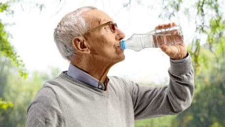 « Je suis gériatre. Voici comment supporter la canicule après 70 ans »