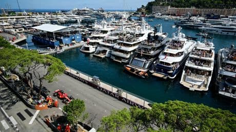 Bouteille à 30.000 euros, palace flottant... La ruée des VIP sur les balcons et les yachts de luxe au GP de Monaco