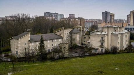 Ramiro González ahonda en el choque con el PSE y le pide «paralizar» el macrocentro de refugiados de Vitoria