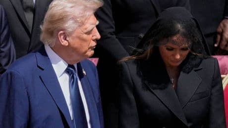 Vor Papst-Wahl: Trump verbreitet Bild von sich als Papst