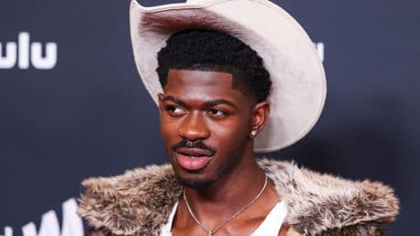 ’Lil Nas X opgenomen in ziekenhuis na vreemd gedrag op straat’