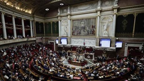 Fin de vie : le texte ouvrant le « droit à l’aide à mourir » adopté par les députés