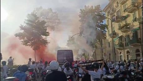 La tifoseria dello Spezia accompagna i giocatori al Picco