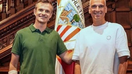 Uriarte aparece con el brazo escayolado y se desatan las bromas: «Le ha dejado las cosas claritas a...»