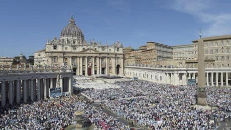 La plaza de San Pedro del Vaticano, escenario por un día de un concierto pop de talla internacional