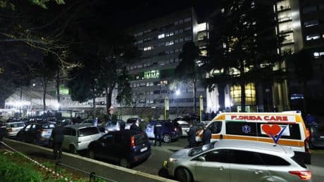 Sfida folle finisce in tragedia: 27enne investito mentre fingeva di gettarsi sotto un’auto